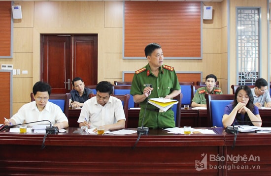 Đại tá Nguyễn Mạnh Hùng - Phó Giám đốc Công an tỉnh trình bày dự thảo báo cáo tình hình đấu tranh, phòng chống tội phạm trên địa bàn tỉnh. Ảnh: Mai Hoa