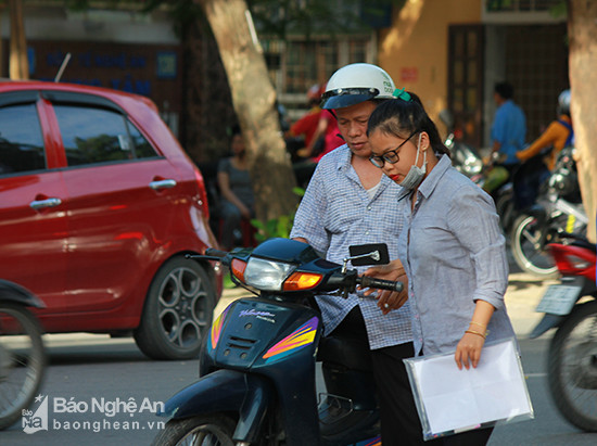 Từ sáng sớm, nhiều phụ huynh đã chở con đến điểm thi. Năm nay các điểm thi không cách nhà thí sinh quá 15 km nên tránh được tình trạng các thí sinh và phụ huynh phải đi xa như mọi năm. Ảnh: Chu Thanh