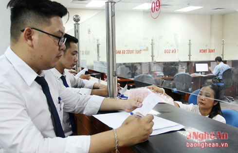 Đăng ký kê khai nộp thuế ở Chi cục thuế Vinh, tỉnh Nghệ An. Ảnh tư liệu