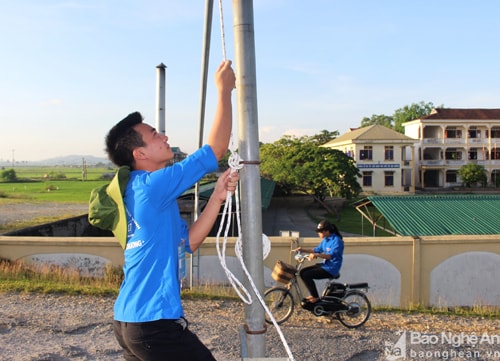 Cột rào chắn lối vào điểm thi. Ảnh: Huy Thư