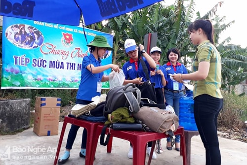 Đội tình nguyện tại điểm trường THPT Nguyễn Sỹ Sách đang trao trả hành lý cho thí sinh. Bộ phận giữ đồ miễn phí ở các điểm thi đã thực hiện đúng khẩu hiệu “Nhận đúng, trả đủ, bảo quản tốt”. Ảnh: Huy Thư 