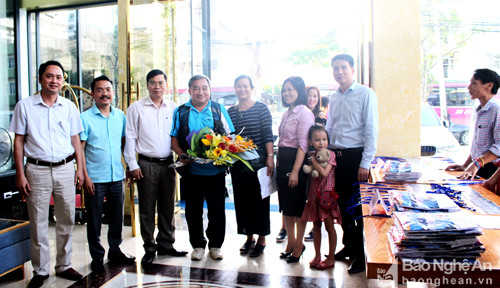 Lãnh đạo Sở Du lịch Nghệ An đón tiếp và tặng hoa cho đoàn Famtrip Lào tại Thị xã Cửa Lò. Ảnh: Vương Bằng
