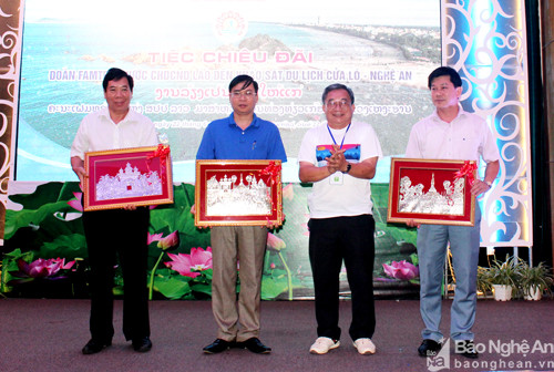Đại diện Hiệp hội Du lịch Quốc gia Lào tặng quà lưu niệm cho Lãnh đạo Sở Du lịch Nghệ An, UBND Thị xã Cửa Lò và Hiệp hội Du lịch Nghệ An. Ảnh: Vương Bằng