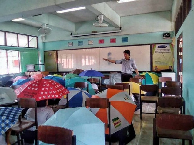 Một thầy giáo tại tỉnh Songkhla, Thái Lan đã nảy ra ý tưởng ngăn chặn các hành vi gian lận, nhìn bài khi thi cử của học sinh. Theo đó, các thí sinh trung học buộc phải che ô và ngồi dưới đó làm bài.