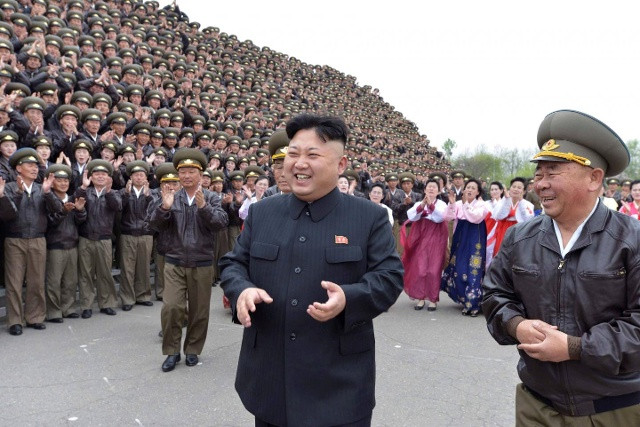 Nhà lãnh đạo Triều Tiên Kim Jong-un cùng với Tướng Ri Pyong Chol (bên phải). Ảnh: Reuters