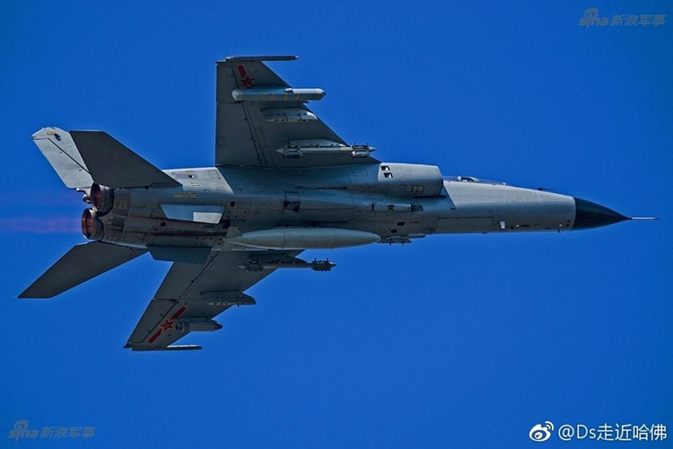 Mới đây, trên các trang mạng của Trung Quốc lại xuất hiện hình ảnh máy bay JH-7 Xian của nước này mang theo các pod gây nhiễu điện tử đời mới. Loại pod gây nhiễu điện tử chưa được xác định nhưng có hình dáng bên ngoài khá giống với loại ALQ184 của Mỹ. Nguồn ảnh: Sina.