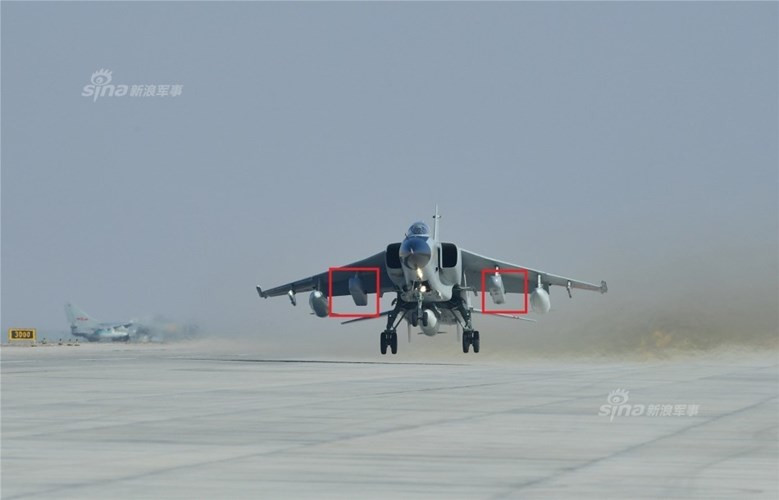 Đây không phải là lần đầu tiên các chiến đấu cơ JH-7 Xian của Trung Quốc khoe khéo các thiết bị gây nhiễu điện tử. Trước đây, các máy bay chiến đấu-ném bom loại này của Trung Quốc cũng đã từng khoe các thiết bị gây nhiễu điện tử trong các bài tập luyện tấn công của mình. Nguồn ảnh: Sina.