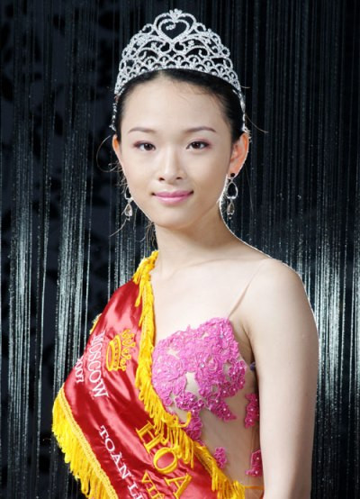 Trương Hồ Phương Nga từng đoạt vương miện Hoa hậu Người Việt tại Nga năm 2007. Sau khi đăng quang, cô không vội lấn sân làng giải trí mà tập trung học đại học. 