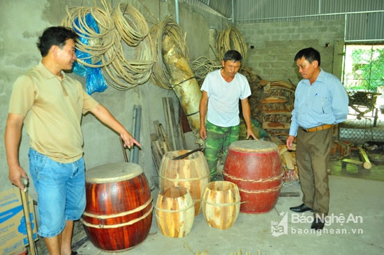 Khách đến tham quan sản phẩm trống