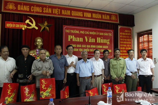 Thứ trưởng, Phó Chủ nhiệm Ủy ban Dân tộc Phan Văn Hùng đã đến tặng quà cho các gia đình chính sách trên địa bàn huyện Con Cuông.