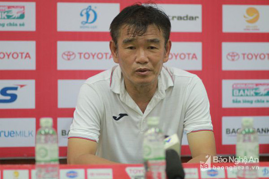 HLV Phan Thanh Hùng đánh giá rất cao hàng tiền vệ của SLNA trong trận đấu ở vòng 14.