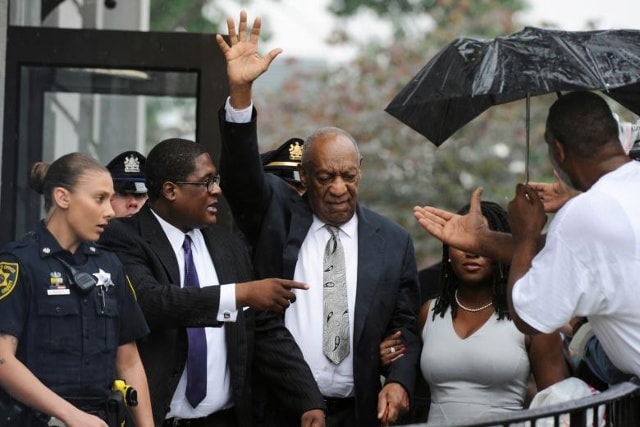Nam diễn viên và diễn viên hài Bill Cosby (C) khi rời khỏi nhà tù sau khi thẩm phán tuyên bố một vụ xáo trộn trong vụ án tấn công tình dục tại Toà án Hạt Montgomery ở Norristown, Pennsylvania, Mỹ, ngày 17 tháng 6 năm 2017. REUTERS / Charles Mostoller