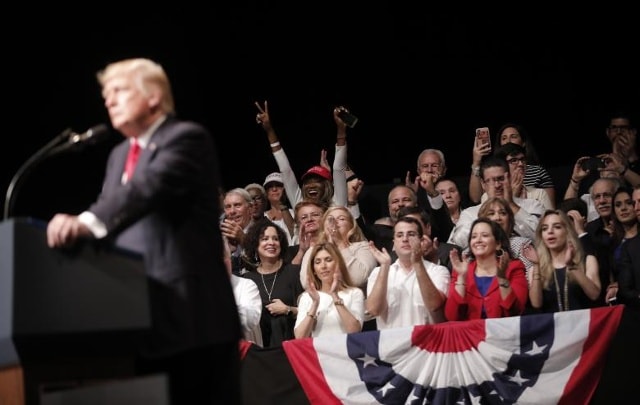 Tổng thống Donald Trump được hoan nghênh trong khi phát biểu về quan hệ Mỹ-Cuba tại Nhà hát Manuel Artime ở Miami, Florida, ngày 16 tháng 6 năm 2017
