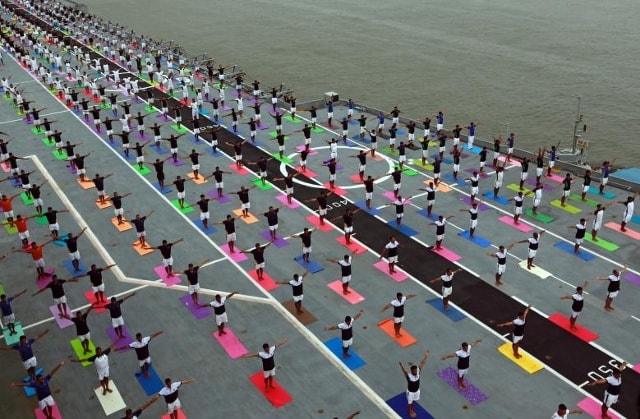 Các thành viên của Hải quân Ấn Độ thực hiện yoga trên boong bay của INS Viraat, một tàu sân bay bị ngừng hoạt động của Hải quân Ấn Độ trong Ngày Yoga quốc tế tại Mumbai, Ấn Độ, ngày 21 tháng 6 năm 2017