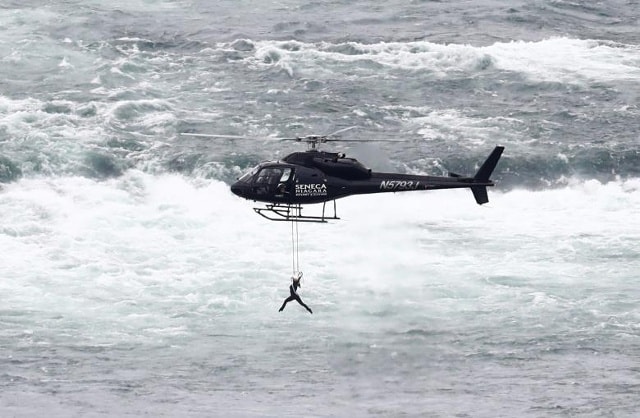 Nghệ sĩ xà ngang Erendira Wallenda biểu diễn khi cô treo cổ từ trực thăng bay qua phía Mỹ Thác Niagara, ở Thác Niagara, Ontario, Canada 15 tháng 6 năm 2017