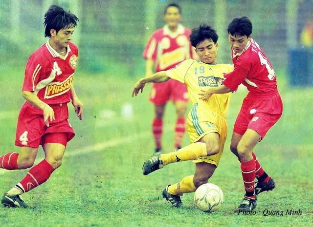 Võ Đức Lam (áo vàng) trong pha tranh bóng với Triệu Quang Hà (Thể Công).  Ảnh: Quang Minh.