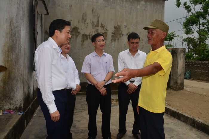 Đoàn giám sát HĐND tỉnh trao đổi với cán bộ xóm Yên Thịnh, xã Diễn Kim về triển khai các chính sách cho hộ nghèo. Ảnh: Thành Duy