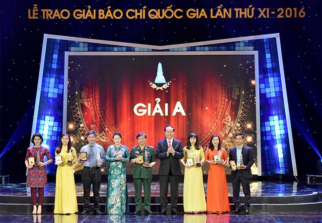 Chủ tịch nước Trần Đại Quang và Chủ tịch Quốc hội Nguyễn Thị Kim Ngân trao giải A tặng các tác giả đoạt giải.  |  