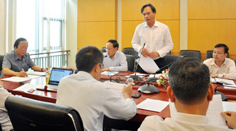 Ông Lương Duy Hanh (đứng) phát biểu trong một cuộc họp ở Bộ Tài nguyên và Môi trường.