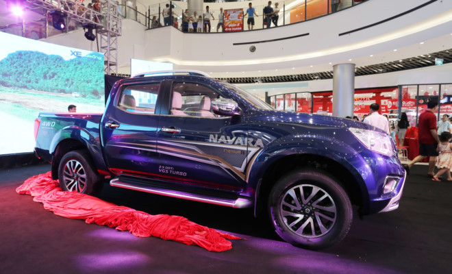 Nissan Navara Premium R với loạt phụ kiện thể thao có giá bán từ 699 đến 815 triệu đồng.