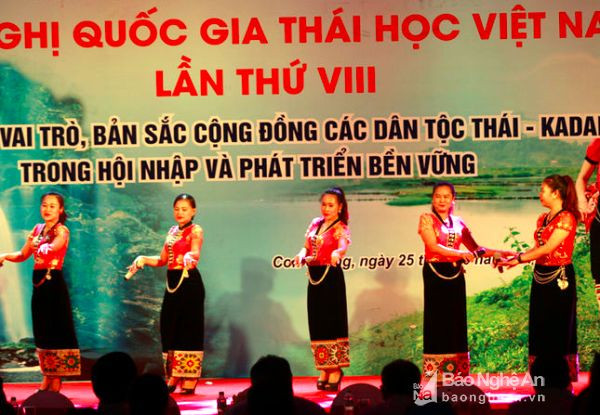 Một tiết mục múa mang đậm bản sắc văn hóa Thái tại hội nghị. Ảnh: Hữu Vi