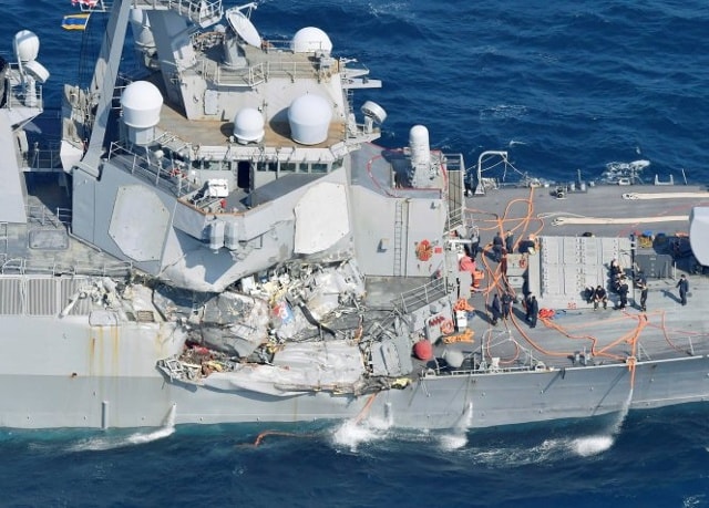 Tàu khu trục USS Fitzgerald tên lửa dẫn đường lớp Arleigh Burke của hải quân Mỹ bị tổn thất nặng sau vụ va chạm - Ảnh: Reuters/Kyodo