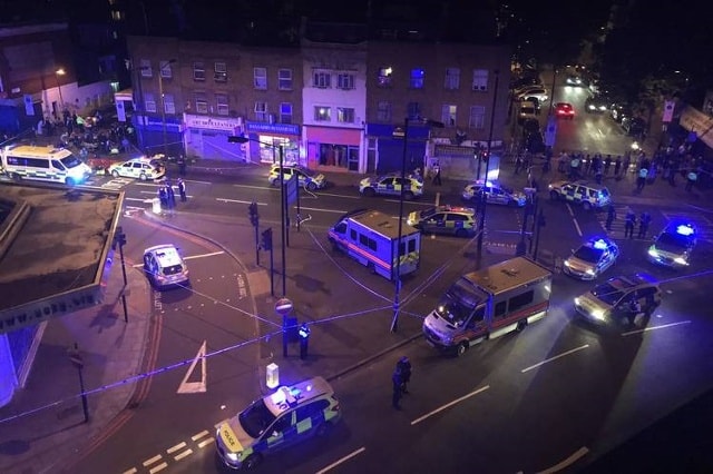 Một chiếc xe lao vào đám đông người đi bộ trên đường Saven Sisters ở phía bắc London vào lúc 0h20 ngày 19/6 khiến nhiều người bị thương hoặc thiệt mạng. Hội đồng Hồi giáo Anh cho hay 