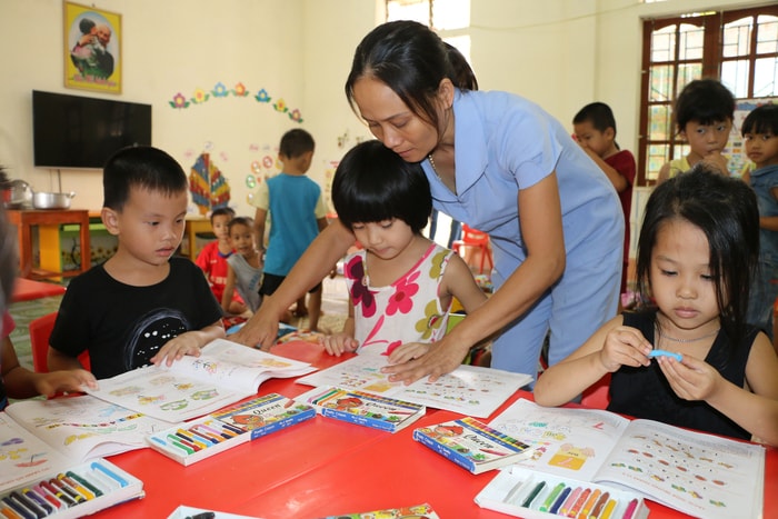 Cô và trò Trường Mầm non Long Sơn (Anh Sơn).Ảnh: Mỹ Hà