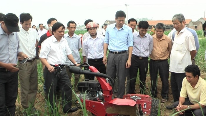 Lãnh đạo huyện Tân Kỳ tham quan thực tế việc sử dụng máy cày đa chức năng vào sản xuất mía ở xã Nghĩa Đồng. Ảnh: Mai Hoa