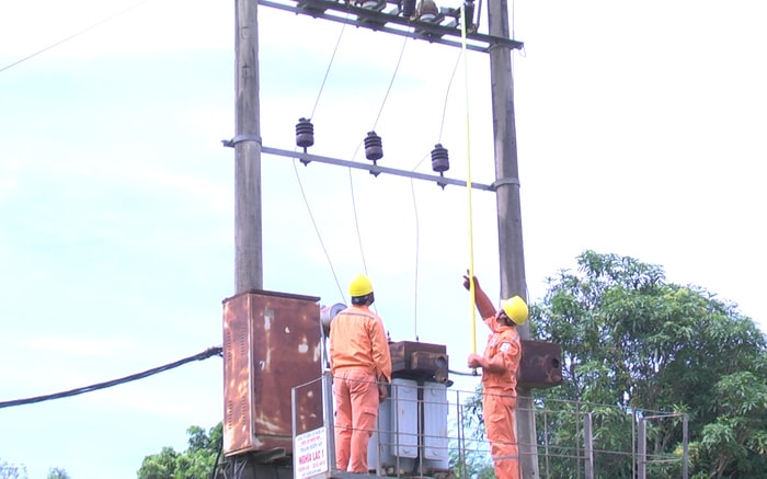 Sửa chữa trạm biến áp tại xã Nghĩa Lạc (Nghĩa Đàn). Ảnh: Đức Anh