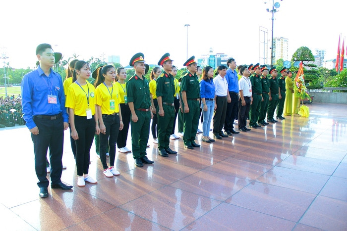 Lãnh đạo Tỉnh đoàn, Sở GD&ĐT, Quân khu IV cùng các học viên thành kính dâng hoa dâng hương tại Quảng trường Hồ Chí Minh trước khi xuất quân. Ảnh: Mỹ Nga