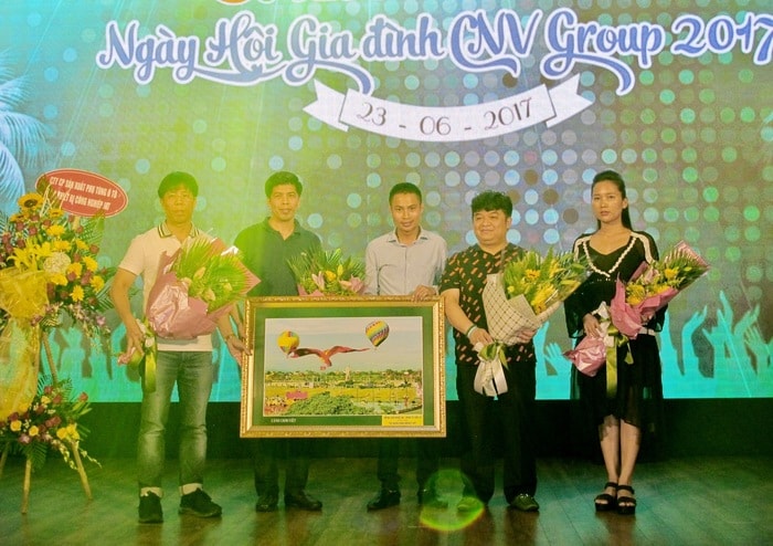 Ông Nguyễn Hữu Bắc - Chủ tịch Du lịch PhucGroup tặng hoa chúc mừng HĐQT Tập đoàn Công nghiệp Việt. Ảnh: P.V