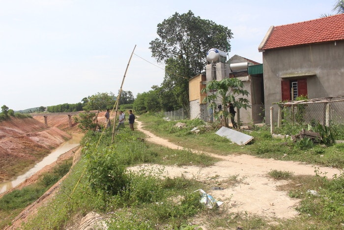 Hộ gia đình ông Kim Văn Đại, bản Bình 3, xã Châu Bình có nhà cách mép bờ phải kênh tiêu Châu Bình khoảng 5 - 6m. Từ nhà ông Đại nhìn ra kênh tiêu, hiện trạng cả hai bờ kênh đều bằng đất, có nhiều những vệt sạt lở, sụt lún. 