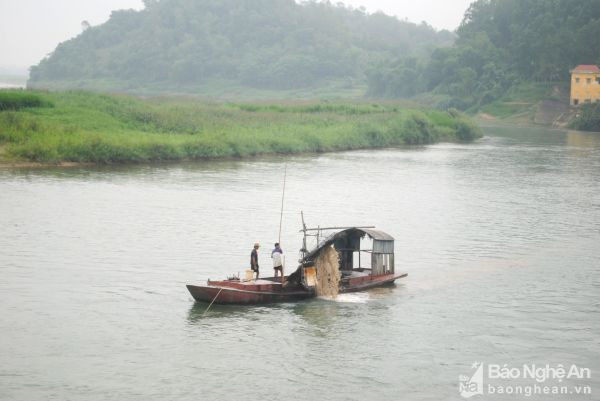 Tàu thuyền hút cát trái phép ở khu vực Nam Sơn, huyện Đô Lương. Ảnh: Văn Trường