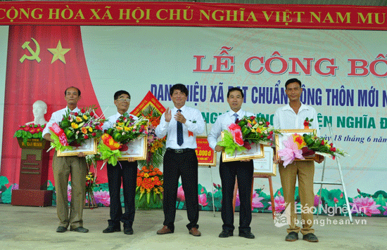 Đồng chí Lê Hồng Sơn - Chủ tịch UBND huyện Nghĩa Đàn trao Giấy khen cho cá nhân có thành tích xuất sắc trong phong trào chung tay xây dựng NTM xã Nghĩa Hưng