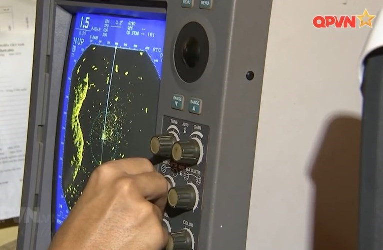 Cụ thể, đã thấy sự xuất hiện của những màn hình hiển thị radar hiện đại trên tàu hộ vệ săn ngầm 159 Petya. Nguồn ảnh: Kênh QPVN