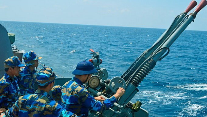 Ngoài ra, có 2 trong 5 chiếc Petya A/AE do vỡ bầu sonar (hệ thống định vị thủy âm phát hiện tàu ngầm) trong một vụ tai nạn đã được cải hoán thành tàu pháo phòng không với việc bổ trợ thêm các ụ pháo 37mm nòng kép V-11M và pháo 25mm. Nguồn ảnh: Kênh QPVN