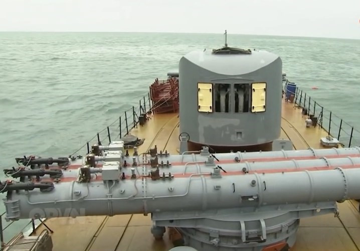 Ngoài các hạng mục này, hiện chưa rõ Việt Nam có nâng cấp sonar phát hiện tàu ngầm hay không, nhưng dàn ngư lôi 533mm (trên các tàu Project 159AE) vẫn được giữ nguyên. Nguồn ảnh: Kênh QPVN