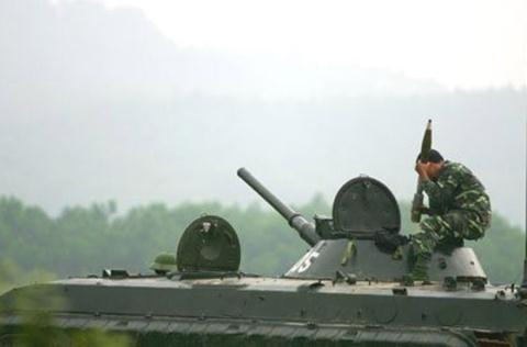Binh sĩ Việt Nam nạp đạn PR-15B cho xe BMP-1.