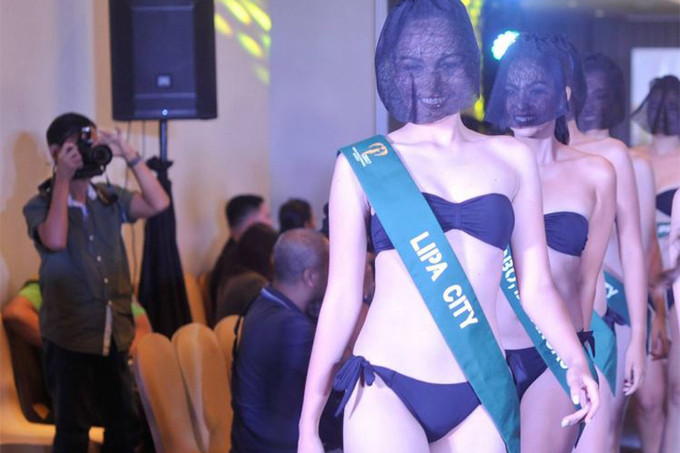 Theo trang Abs-Cbn, đơn vị tổ chức cuộc thi Miss Philippines Earth 2017 đang bị chỉ trích nặng nề sau khi để thí sinh trình diễn bikini với mạng đen che mặt.