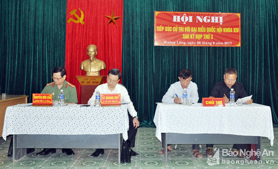 Đại biểu Quốc hội Lê Quang Huy và Nguyễn Hữu Cầu tại Hội nghị tiếp xúc cử tri ở xã Mường Lống (Kỳ Sơn). Ảnh: Công Kiên