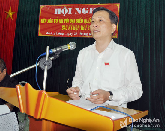 Đồng chí Lê Quang Huy - Phó Bí thư Tỉnh ủy, đại biểu Quốc hội khóa XIV thông tin đến cử tri chương trình dự kiến kỳ họp thứ 3, Quốc hội khóa XIV. Ảnh: Công Kiên