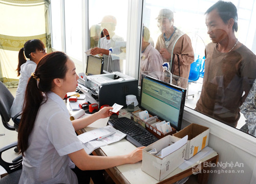 Người dân thực hiện các thủ tục để được khám bệnh, chữa bệnh tại Bệnh viện HNĐK tỉnh. Ảnh tư liệu