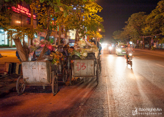 Hay tại góc cua của ngã ba đường Lê Viết Lượng và Lê Hồng Phong, xe rác tập kết thành hai dãy dưới lòng đường, chiếm hết cả làn đường của xe thô sơ. Ảnh: Thành Cường
