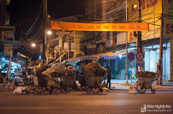 Lối đi từ đường Phan Đình Phùng vào đường Nguyễn Cảnh Chân (phường Hồng Sơn) bị chắn lại bởi những chiếc xe rác đang tập kết chờ ô tô đến chuyển đi. Ảnh: Thành Cường