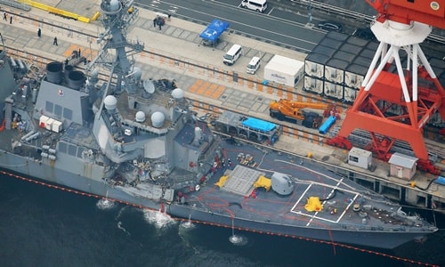 Tàu USS Fitzgerald được đưa về thành phố Yokosuka, Nhật Bản, ngày 18/6. Ảnh: Reuters.