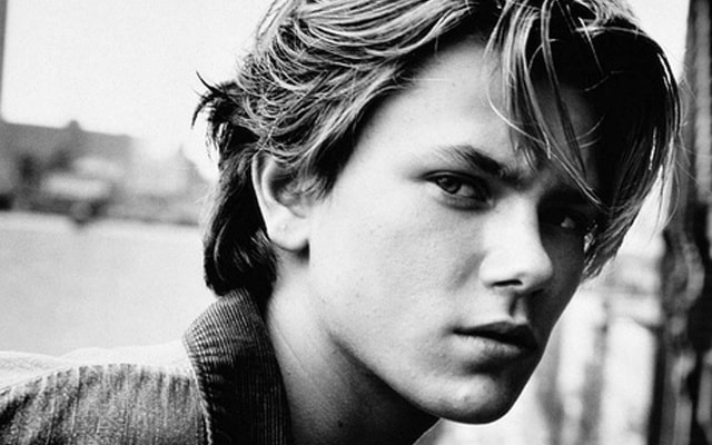 River Phoenix một diễn viên trẻ tài năng, việc anh chàng ra đi khi còn rất trẻ đã để lại sự tiếc thương vô tận. Năm 1993, River Phoenix đã hít ma túy trong phòng tắm tại hộp đêm Viper Room ở LA. Sau đó, nam diễn viên này đổ gục trên vỉa hè bên ngoài câu lạc bộ và chết vì bị suy tim do thuốc.