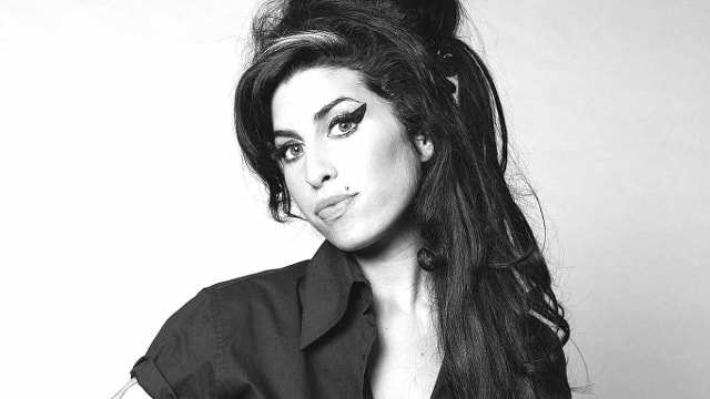 Năm 2007, Amy Winehouse đã uống rượu quá nhiều và bị rơi vào tình trạng hôn mê. Cái chết của cô được xác định là do ngộ độc rượu kết hợp với việc lạm dụng ma túy trước đó. Amy Winehouse là một tài năng hiếm có của làng nhạc và việc cô ra đi năm 27 tuổi đã trở thành nỗi đau của hàng triệu người hâm mộ.