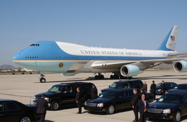 Không lực một (Air Force One) - chuyên cơ chở Tổng thống Mỹ là một trong những khu vực bất khả xâm phạm, được bảo vệ nghiêm ngặt nhất thế giới. Không quân Mỹ, lực lượng mật vụ, chuyên gia chất nổ, chó nghiệp vụ và lực lượng bảo vệ đặc biệt có vũ trang của Không lực một thực hiện nhiệm vụ bảo đảm an ninh. Chuyên cơ của Tổng thống Mỹ còn có khả năng phòng thủ cao nhờ các thiết bị chống tên lửa gắn kèm, làm nhiễu radar và triển khai tên lửa có thể phát hiện phóng xạ hồng ngoại từ nhiệt...