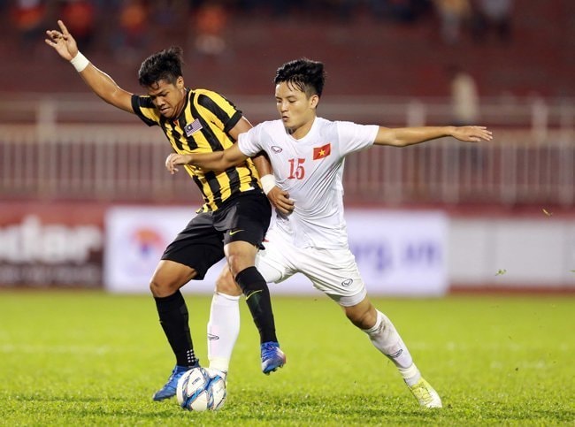 Chủ nhà Malaysia (áo sọc) đang tìm mọi cách để có được tấm HCV bóng đá tại SEA Games 29. Ảnh: Internet
